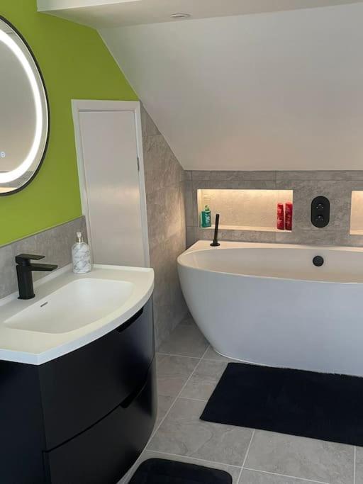 Seascape - Stylish Modern Apartment Barton on Sea Exterior foto